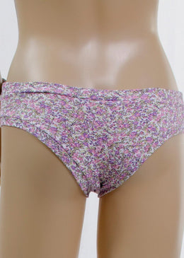 Calcinha infantil de cotton estampado com viés do próprio tecido. Esse modelo possui um lacinho de cabelo de cotton estampado. O cotton é um tecido... 