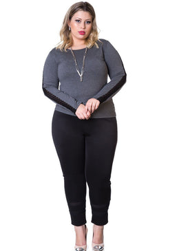 Marca: BerthageBlusa Plus Size Viscolycra Mescla com RendaComposição do produto: 94% viscose 6% elastanoImportante:- Os acessórios utilizados na produção das fotos não acompanham o produto. 