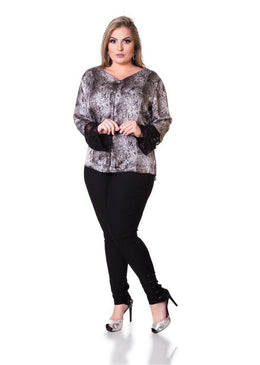 Marca: LepoqueBlusa Plus Size em Cetim Gloss Estampado e RendaComposição do produto: 100% PoliesterImportante:- Os acessórios utilizados na produção das fotos não acompanham o produto. 