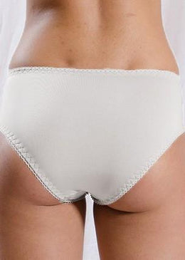 Calça de romantic lisa com dois cortes na parte da frente e dois cortes de renda em 