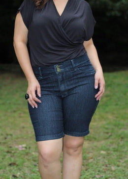 Bermuda Feminina Jeans Plus Size com Stretch Tamanhos Disponíveis: 44 46 48 50 52 54 56 Garanta já a sua peça. Total qualidade em produto e também... 