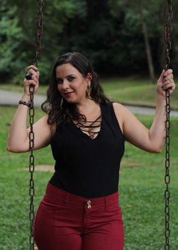Calça Feminina Confeccionada em Sarja e com Stretch Na cor Cereja. Essa calça combinará com qualquer tipo de blusa que colocar.Não perca tempo e garanta já a... 