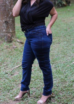 Calça Feminina Jeans Plus Size Tamanhos Disponíveis: 44 46 48 50 52 54 56 58 60 Cintura Alta e calça com Stretch  