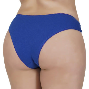 Calça confeccionada em microfibra lisa com aplique de renda nas laterais. Possui elástico serrilhado em volta para maior sustentação. Perfeitas para serem usadas com quaisquer... 