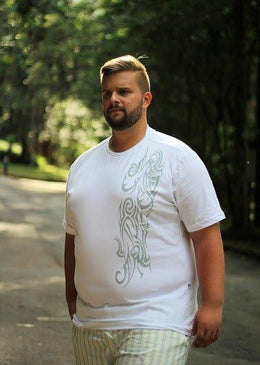 Camiseta Masculina Plus Size do P ao G4 Estampa com um Tribal na lateral. Cores: Branco e Roxo Tamanhos Disponíveis: P - 50/52 M - 54/56  