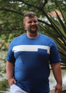 Camiseta Masculina Malha Estampada com uma Faixa no meio e um Bolso. Cor: Azul e Branco; Branco e Vinho; Cinza e Preto; Preto e Chumbo. Não perca... 