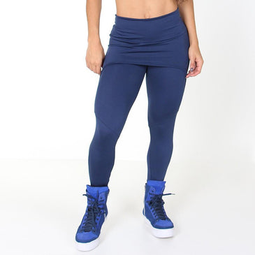 Calça legging confeccionada com suplex de poliéster  possui saia 