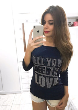 Despojada e delicada essa blusa é ideal para dias frescos, deixando seu visual moderno e divertido com o mix de texturas, combine com peças básicas.96%... 