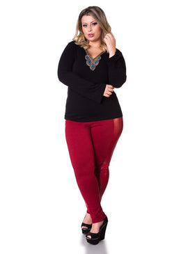Marca: LepoqueBlusa Plus Size Viscolycra com PedrariaComposição do produto: 94% viscose 6% elastanoImportante:- Os acessórios utilizados na produção das fotos não acompanham o produto.  