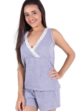 Babydoll confeccionada em malha, modelagem soltinha, acabamento perfeito.Os detalhes em renda no decote deixam a peça sofisticada e cheia de charme!Possui decote em V e... 