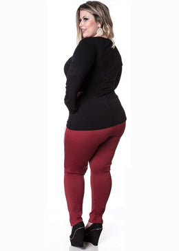 Marca: LepoqueBlusa Plus Size Viscolycra com PedrariaComposição do produto: 94% viscose 6% elastanoImportante:- Os acessórios utilizados na produção das fotos não acompanham o produto.  
