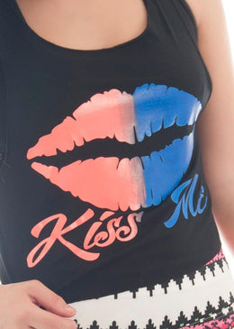 Descrição: Regata Feminina Curta Com Estampa Kiss Me  em SilkScreen na Parte da Frente . Nossas estampas utilizam o material Plastisol deixando as estampas Emborrachadas, maior definição de imagem e... 