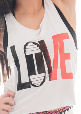 Descrição: Regata Feminina Curta Com Estampa Love em SilkScreen na Parte da Frente . Nossas estampas utilizam o material Plastisol deixando as estampas Emborrachadas, maior definição de imagem e brilho.Estampa... 
