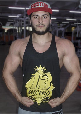 REGATA CAVADA MASCULINASua modelagem cavada nas costa e na parte do peitoral, permite leveza e bem estar ao vestir.Estampa em Silk Screen de ótima qualidade. Composição: PV -... 