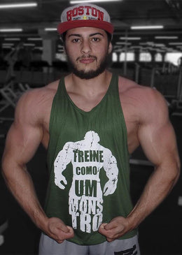 REGATA CAVADA MASCULINA Sua modelagem cavada nas costa e na parte do peitoral, permite leveza e bem estar ao vestir.Estampa em Silk Screen de ótima qualidade. Composição: PV -... 