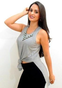 Linda regata de malha viscolycra!Super estilosa, pode ser usada com ou sem o nó na frente.  A regata pode ser usada com short, calça, saia,... 