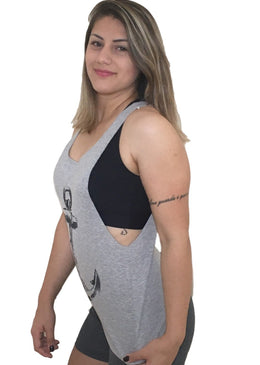 REGATA CAVADA ESTAMPADA Estampa Feita em SilkScreenTecido de ViscoLycra  COM ACABAMENTO NA GOLA E BARRANÃO TEM ACABEMENTO NAS MANGAS Tamanho ÚnicoComprimento Total 63cmBusto 42cmManga 36cmComprimento entre final manga e barra 27cm  Composição96% Viscose4%... 