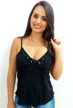 Linda blusa regatinha com detalhes em ilhós no tecido viscose. Super fresquinha, peça ideal para dias quentes. Tamanhos: P ( veste manequim 36 ) M ( veste... 
