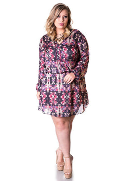 Marca: LepoqueVestido Plus Size Cetim Gloss Estampado com IlhosesComposição do produto: 100% poliésterImportante:- Os acessórios utilizados na produção das fotos não acompanham o produto.  