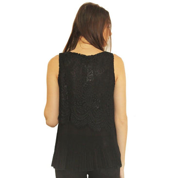 Blusa estilo regata com aplicação de renda na parte superior, complemento em tecido plissado na parte inferior, confeccionada em poliester. Lisa, com alças grossas, acabamento em... 