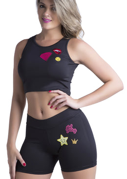 Shortinho super versátil no guarda roupa feminino agora está disponível com lindos patches! Confeccionado em suplex liso, possui cintura de altura regular, cós médio e duplo... 
