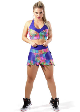 Short Saia Fitness Com Cos de Vira Efeito Couro, modelando o corpo feminino para correr, caminhar, malhar na Academia, no Crossfit, Funcional, nas aulas de... 