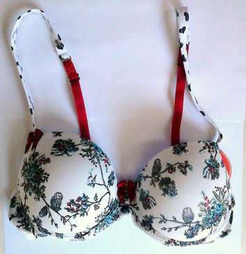 Sutiã de bojo com aro todo confeccionado em microfibra estampada.Detalhe em na alça com estampa diferente no sutiã.Possui lacinho de cetim no decote.Fecho duplo nas... 
