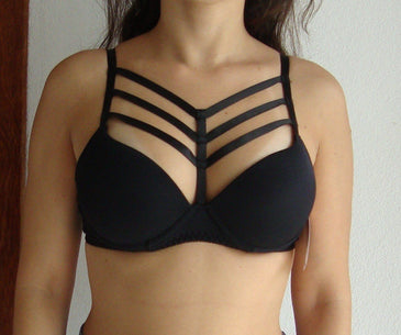 Sutiã confeccionado em microfibra e renda. Bojo estruturado efeito push-up. Nova tendência strappy.Composição: Microfibra:  84% Poliamida 16% Elastano                   Renda: 86%... 