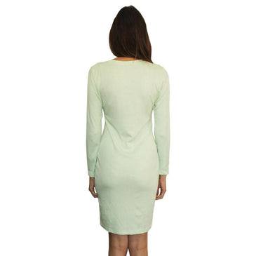 Vestido confeccionado em viscose e elastano para maior versatilidade da peça. Liso verde claro manga longa, acabamento em costura no tom, comprimento médio, cintura reta... 