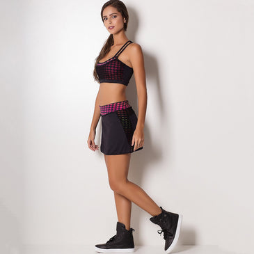 *Short Saia Fitness*Com Cós duplo*Estampa no cós vermelho e colorido em todo o short em baixo da saia*Telinha transparente nas laterais A modelo veste tamanho M     composições 90%... 