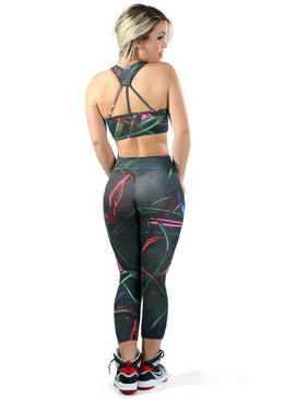 Top Fitness Tiras Estampado, modelando o corpo feminino para correr, caminhar, malhar na Academia, no Crossfit, Funcional, nas aulas de Pilates, Ioga, aulas de Zumba... 