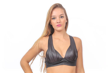 Top confeccionado em material cirrê. Material imitação de couro com um certo brilho e charme para você esbanjar feminilidade.Composição: 92% Poliéster 8% Elastano 