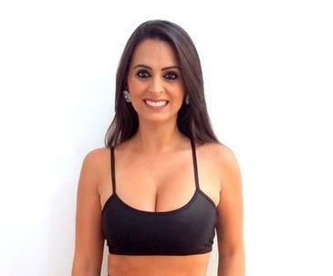 Cropped básico no tecido cirrê na cor preta. Peça que pode ser usada em diversas ocasiões. Tecido possui elastano e leve brilho.Tamanhos:P ( veste manequim... 