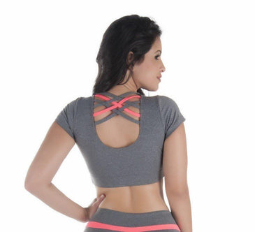 Top Cropped ultra fashion com manga e detalhe trançado nas coatas.É fabricado em um tecido de textura extremamente macia com elasticidade equilibrada, proporciona conforto térmico,... 