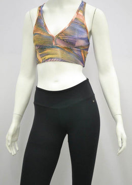 Top com corte nadador nas costas e estilo camiseta, sendo o cós um pouco maior que o tradicional. O tecido possui um acabamento com calandra,... 