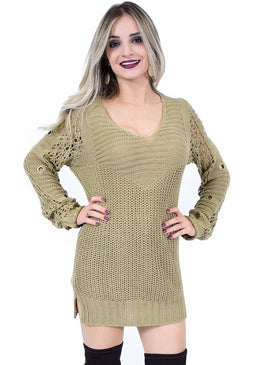 Blusa tricot decote V com braço rendado 4 ilhós em cada braço. modelagem despojada, super estilosa !Tamanho único.CONFECCIONADA EM 100% ACRÍLICO  