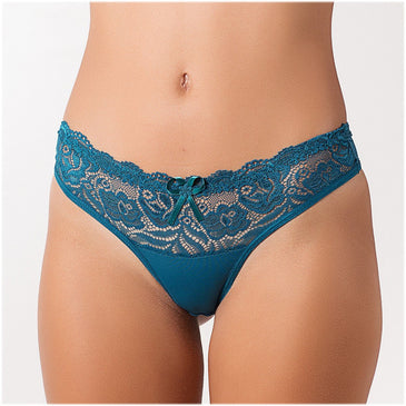 *Calcinha Básica*Confeccionada em poliamida*Com detalhe em renda na parte frontal*Lacinho no centro*Forro em algodãoA modelo veste tamanho M e cor Verde Jade.    tamanhos M veste... 