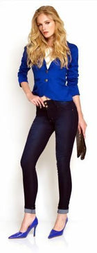 Calça jeans fem barra virada cintura intermediária lavagem descolada contem elastano 