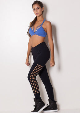 Calça fuso lisa com recortes deixando a peça mas fashion. Fabricada com tecido Poliamida com Uv Protection 50+. Proporciona ótima sustentação com elasticidade equilibrada.O conforto térmico... 