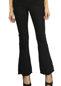 Calça feminina modelo flare confeccionada em tecido Sarja. Lavagem preta, com passantes no cós para melhor ajuste, fechamento com botão e zíper no entremeio, bolsos... 