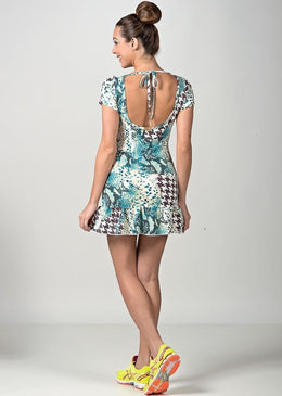 Vestido Short Fitness Babado Estampado modelando o corpo feminino para correr caminhar malhar na Academia no Crossfit Funcional nas aulas de Pilates Ioga aulas de... 