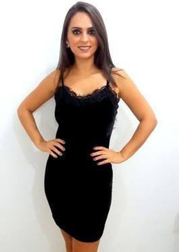 Lindo vestido de veludo com detalhes em renda. Não possuí bojo. Tecido: Veludo molhado com renda Tamanho P: Veste manequim 36 e 38 Tamanho M:... 