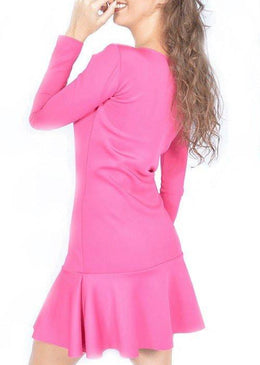 Lindo Vestido em neoprene, tecido que não amassa nem pega bolinha, com babado peplum que proporciona um ótimo caimento,e possui um lindo detalhe fashion no... 
