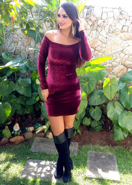 Vestido ombro a ombro veludo Bordô   Lindo vestido veludo ombro a ombro. Modelo super tendência! Modela o corpo! Tecido veludo molhado de ótima qualidade.  ... 