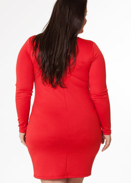 Marca: BerthageVestido Plus Size em Neoprene manga longa com detalhe no decote em metal dourado.Composição do Produto: 92% Poliéster 8% ElastanoImportante:- Os acessórios utilizados na... 