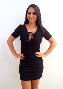 Lindo vestido na cor preta, modelo tubinho no tecido bengaline com detalhes em ilhós. Tecido possui bastante elastano. Acompanha cordão para transpassar no ilhós. Possui... 
