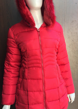 Sobretudo Forrado c/ capuz detalhe zipper Composição 100% Poliester 