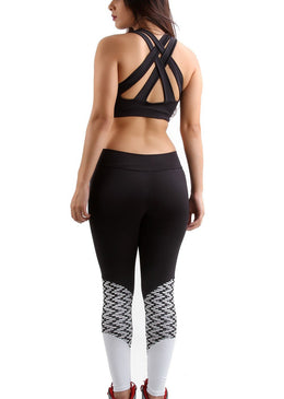 Calça confeccionada em suplex liso com detalhe em tecido Snake que valoriza seu corpo.Perfeito acabamento na costura proporcionando a você conforto e segurança ao praticar... 
